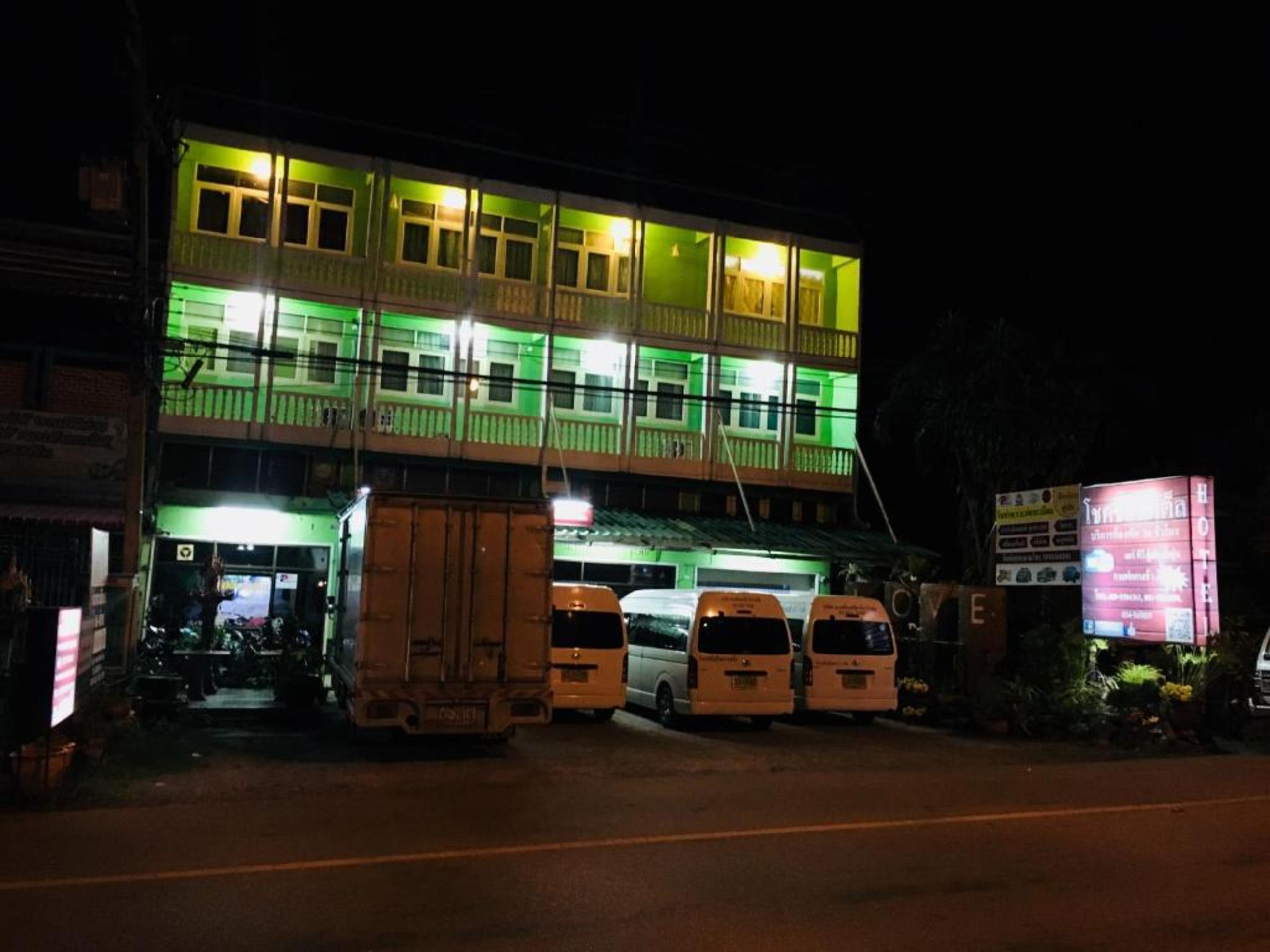Chokchai Hotel Ban Huai Maenam Noi エクステリア 写真
